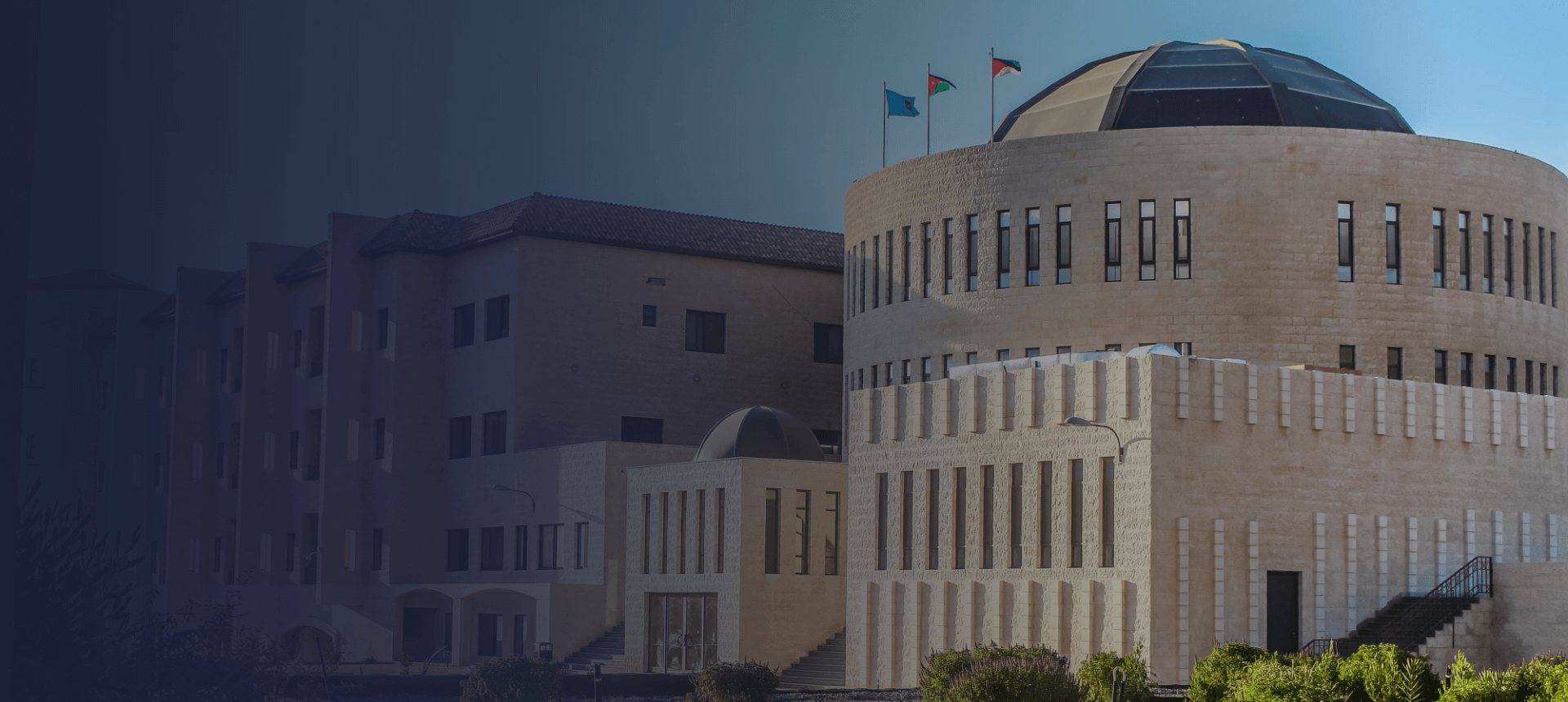 حرم الجامعة — المبنى ذو القبة والأعلام